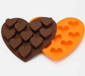 Torta con stampo in silicone al cioccolato a forma di cuore