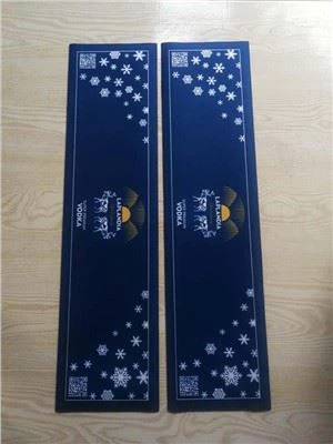 Il tappetino antiscivolo in gomma nitrilica assorbe l'acqua che fa pubblicità alla birra